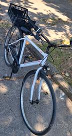 Bicicletta con accessori.