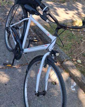 Bicicletta con accessori.