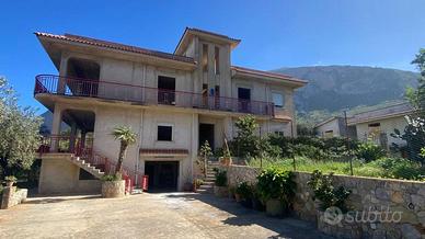 Rif. 1593 Cinisi, intera villa tri-familiare mq 53