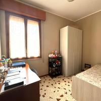 Cameretta con scrivania, tavolino TV e armadio a t