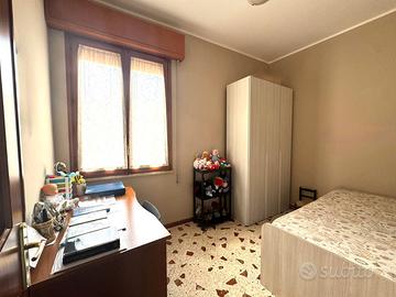 Cameretta con scrivania, tavolino TV e armadio a t