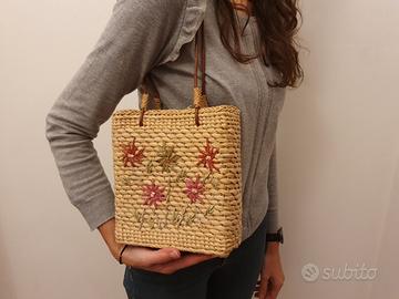 Borsetta intrecciata color paglia con fiori