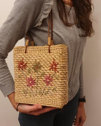 Borsetta intrecciata color paglia con fiori