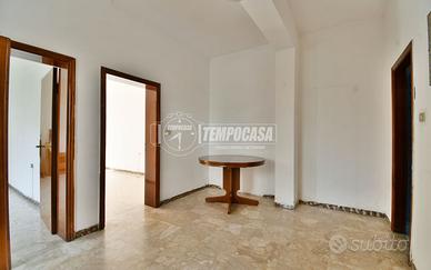 PIANO TERRA CON TRE CAMERE E GARAGE !