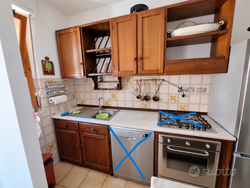 Cucina in castagno con piano in marmo