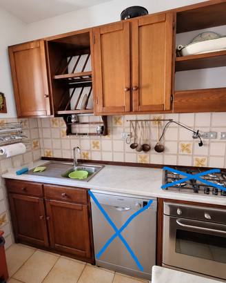 Cucina in castagno con piano in marmo