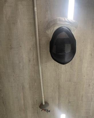 fioretto da scherma e una maschera