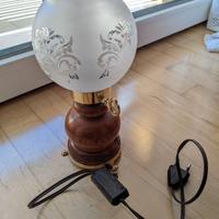 Abatjour di legno con paralume in vetro