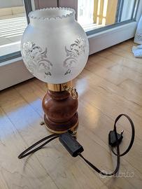 Abatjour di legno con paralume in vetro