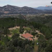 Casa indipendente con 7,9 ha di terreno e bungalow