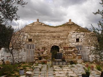 Trulli di 120 mq con terreno agricolo di 10.000 mq