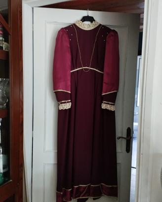 Abito medievale realizzato interamente a mano 
