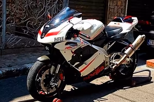 Aprilia RSV Mille 1997 – Esemplare unico con livre