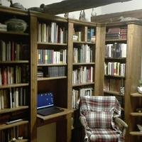 libreria angolare con piano scrivania e mensole