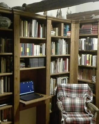 libreria angolare con piano scrivania e mensole