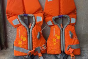 Due giubbotti salvagente per bambini