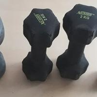 Quattro manubri pesi fitness