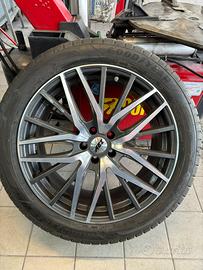 Cerchi da 20 policii