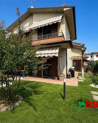 Villa di 135 m² con 4 locali e box auto a Arzago d
