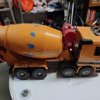 Camion betoniera bruder incidentato