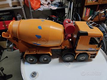 Camion betoniera bruder incidentato