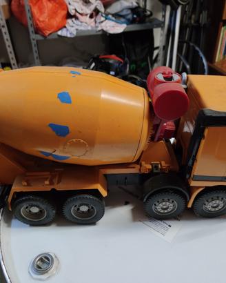Camion betoniera bruder incidentato