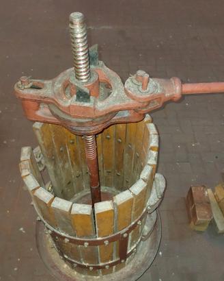 strettoio per vino o vinsanto