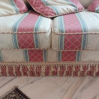 Divani biposto classico damascato.