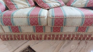 Divani biposto classico damascato.