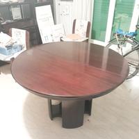 tavolo rotondo con sedie