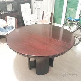 tavolo rotondo con sedie