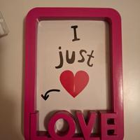 cornice rosa con decorazione love