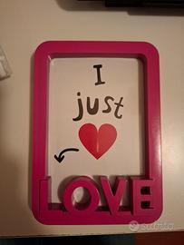 cornice rosa con decorazione love