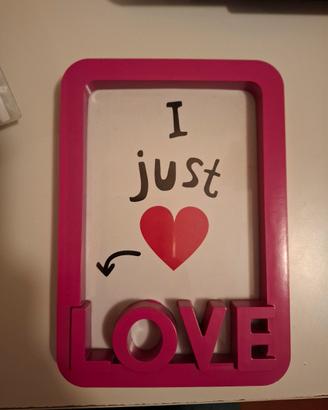 cornice rosa con decorazione love