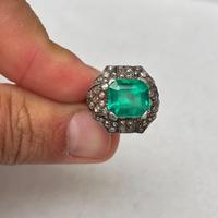Anello con smeraldo e diamanti