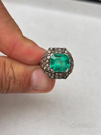 Anello con smeraldo e diamanti