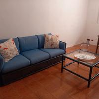 divano tre posti in tessuto completo di tavolino