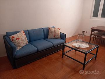 divano tre posti in tessuto completo di tavolino