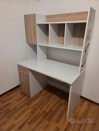 Scrivania con mensole, ante e cassetto