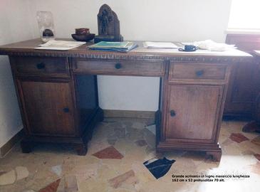 Scrivania in legno massiccio + oggetti arte