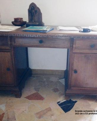 Scrivania in legno massiccio + oggetti arte