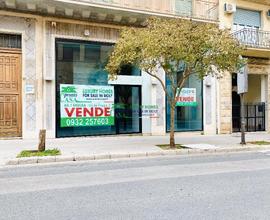 Rif. 9012 locale comm.le con ampie vetrine