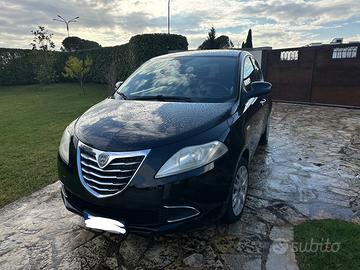 auto Lancia Ypsilon nera