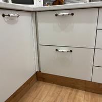 Cucina bianca con forno e piano a gas