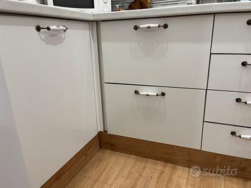 Cucina bianca con forno e piano a gas