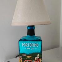 Lampada realizzata con bottiglie