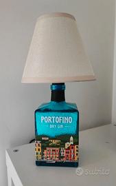 Lampada realizzata con bottiglie