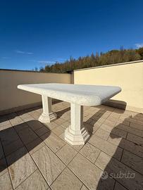 Tavolo da esterno in marmo lavorato artigianalment