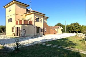 SPLENDIDA STRUTTURA IMMERSA nel VERDE