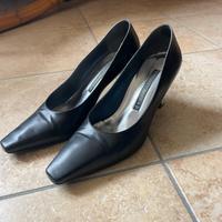 Décolleté nere di pelle con suola in cuoio